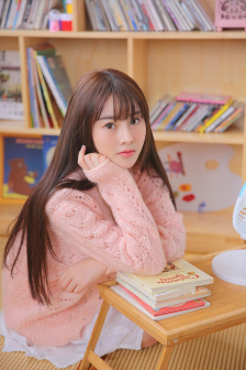 我穿着宽松的裙子里面空荡荡的